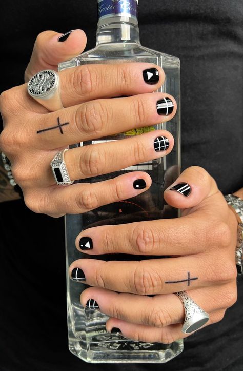 Manicura masculina Dark Satanic, Black And White Nail, Minimal Nails Art, Rings And Necklaces, Mens Nails, Retro Nails, Nagellack Trends, Hippie Nails, Hello Nails