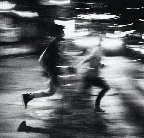 couple, run, and black and white image Klaus Baudelaire, Photography Artistique, Street Art Love, Black And White Couples, Black And White Photo Wall, Black And White Picture Wall, Photography Black And White, Black And White Love, Gray Aesthetic