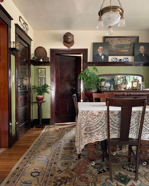 1900s Kitchen Cabinets, Dining Room Decor Antique, 1900s Home Interior Old Houses, 1920 Dining Room, Victorian Style Dining Room, 1900s Living Room, 1900s Dining Room, 1900 Dining Room, 1920s Cottage Interior