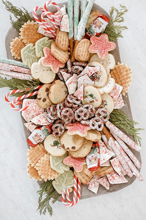 The Perfect Holiday Cookie Board - Kristin Jones Charcuterie Sweets Board Ideas, Christmas Cookie Charcuterie Board Ideas, Christmas Cookie Platter Ideas, Cookie Platter Ideas, Christmas Cookie Table, Christmas Dessert Board, Sweet Boards, Christmas Dessert Platter, Honey Brie