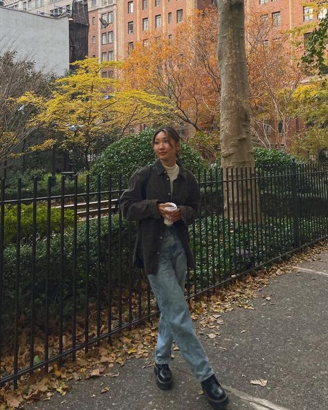 Winter Graduation Pictures, November Outfits, Shacket Outfit, 2000s Japanese Fashion, Outfits Nyc, Nyc Outfits, Jean Jacket Outfits, Nyc Aesthetic, Solo Pics