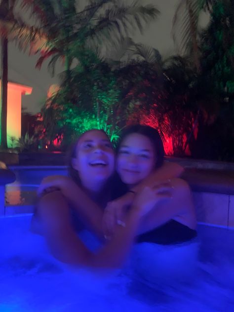 Winter Hottub Pictures Friends, Aesthetic Hot Tub Photos, Jacuzzi With Friends, Hotel Pictures With Friends, Hot Tub Pictures Poses With Friends, Hot Tub Insta Pics, Cute Hot Tub Pictures, Hot Tub Poses, Pool Pictures With Friends