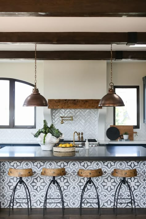 Spanish Style Homes Interior, Modern Spanish Style Homes, Modern Spanish Style, Spanish Style Kitchen, Spanish Interior, Spanish Kitchen, Spanish Home Decor, Hacienda Style Homes, Spanish Decor