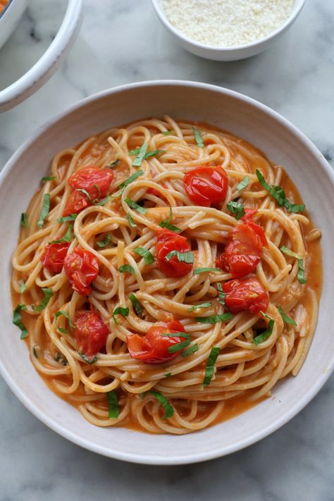 Easy Cherry Tomato Basil Spaghetti Corleone Sicily, Tomato Basil Spaghetti, Summer Pastas, Basil Spaghetti, Dried Pasta, Pappardelle Pasta, Pasta Water, Pasta Spaghetti, Pasta Night