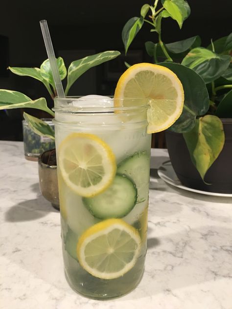 Lemon Cucumber Water With Cucumber And Lemon, Lemon Cucumber Water, Lemon Mint Water, Cucumber Lemon Water, Healthy Water Drinks, Mint Water, Lemon Cucumber, Cucumber Water, Lemon Drink