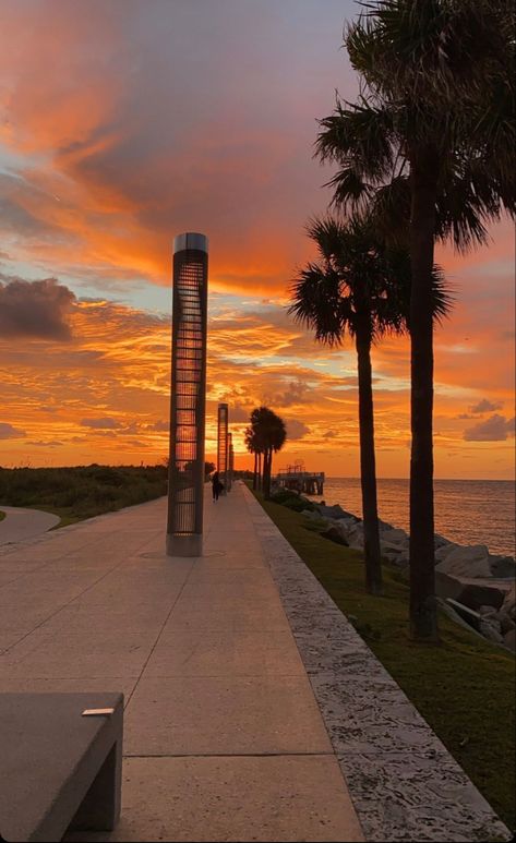 South Beach Miami South Pointe Park Miami, Miami Trip, 2024 Manifestation, Miami Sunset, South Point, South Beach Miami, Minimalist Chic, South Beach, Beach Sunset