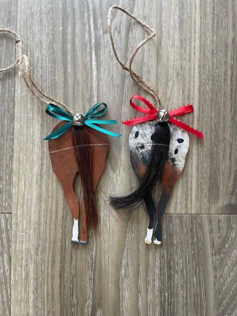 "Please do not order if you need your items by Christmas. Due to production and transit times they will NOT arrive in time. However, most people are willing to wait for something special to arrive :) I will not be refunding orders that arrive 'late\" Hello! This listing is for super cute wood horse bum portrait ornaments. Send pics of your horses tail end and even thier own hair to be used on the ornament.  Super cute as gifts, awards or Christmas ornaments.  Buyer is responsible for shipping. Horse Ornaments Diy, Portrait Ornaments, Portrait Horse, Horseshoe Crafts Projects, Horse Hair Jewelry, Western Crafts, Horse Camp, Horseshoe Crafts, Christmas Horses