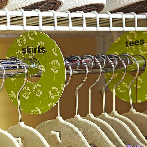 Closet Hanger Dividers, Diy Clothes Dividers, Closet Dividers Diy, Clothing Dividers, Craft Storage Drawers, Closet Labels, Kids Clothes Storage, Kids Clothes Organization, Organizar Closet