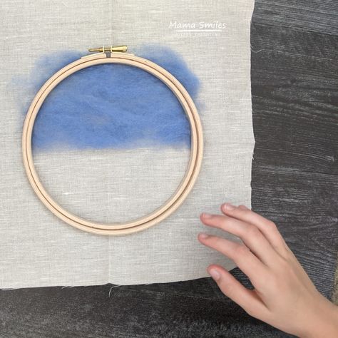 Needle Felt Embroidery, Felt Painting Tutorial, Flat Needle Felting Ideas, Needle Felting Embroidery Hoop, Felted Pictures Fiber Art, Wool Felt Painting, Needle Felted Paintings, Needle Felting On Fabric, Needle Felting Painting