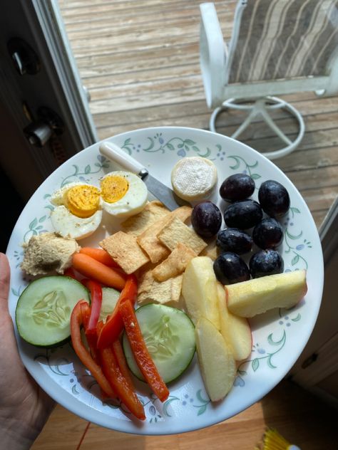 Vegetarian Snack Plate, Veggie Snack Plate, Picky Plate, Snack Plate Lunch, Snack Plate Ideas, Num Nom, Healthy Bento Lunches, Veggie Plate, Plant Based Lunch