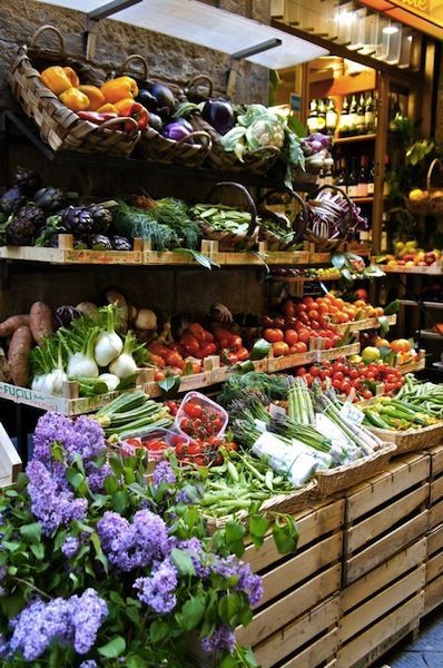 rustic ideas Produce Displays, Vegetable Shop, Farmer Market, Farm Store, Fruit Shop, Market Garden, Farm Market, Local Farmers Market, Market Ideas