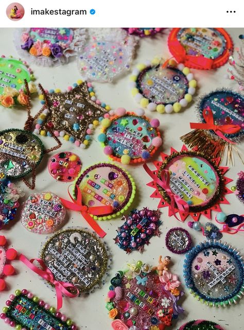 Gen Z Crafts, Maximalist Crafts, Assemblage Art Dolls, Upcycled Art, Bead Charms Diy, Crafty Kids, Easy Christmas Diy, Art Party, Crafty Craft