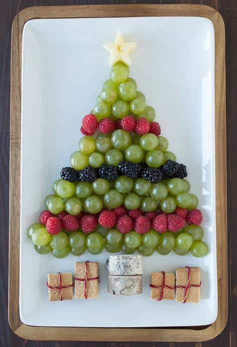 Create a healthy fruit platter for Christmas in the shape of a christmas tree using an apple, grapes, raspberries, blackberries, and graham crackers! Grinchmas Food, Creative Christmas Appetizers, Christmas Eve Brunch, Xmas Party Ideas, Best Christmas Appetizers, Best Holiday Appetizers, Christmas Appetizers Easy, Good Snacks, Fall Vegan Recipes