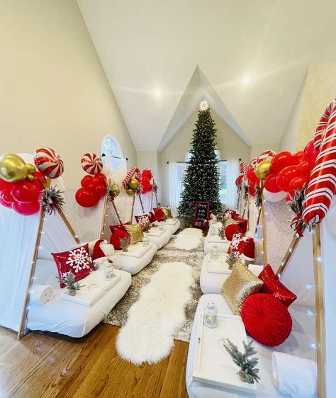 Glamping Slumber Party, Christmas Tents For Kids, Sleep Over Tent Ideas Sleepover Party, Christmas Sleepover Tents, Christmas Slumber Party Ideas For Kids, Christmas Party Sleepover, Christmas Tent Party, Canopy Sleepover, Sisters Sleepover