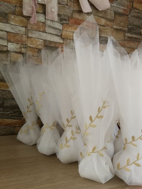 Tall tulle wedding favors  Olive leaves - Color options Classic minimal bomboniere Wrapped with 5 white koufeta confetti Expedite shipping cost and travel insurance - included ♥ DESCRIPTION Size tulle aprox : 50x60 cm  Olive leaves  Contains 5 Koufeta confetti Handmade  ♥ Favors filled : https://www.etsy.com/shop/eAGAPIcom/items?ref=pagination§ion_id=16179880&order=date_desc Favors not filled : https://www.etsy.com/shop/eAGAPIcom/items?ref=pagination§ion_id=20816154&order=date_desc ♥ OPTIONS aft Minimal Wedding Favors, Greek Boubounieres Wedding Favors, Turkish Wedding Decoration, Greek Wedding Favors For Guests, Greek Goddess Wedding Theme, Greek Souvenirs, Greek Wedding Theme, Greek Wedding Favors, Wedding Bomboniere