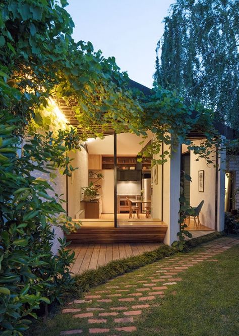 A 'Modernist Ruin' In Malvern Albert Park, Australian Architecture, Casa Exterior, Architecture Awards, Victorian Architecture, Australian Homes, The Design Files, Decoration Design, Home Decor Ideas