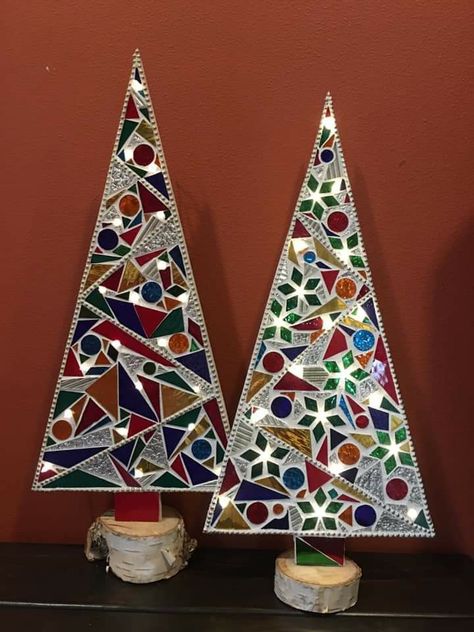 Christmas Mosaics Pattern, Christmas Mosaic Ideas, Mosaic Christmas Ornaments, Mosaic Christmas Tree, Christmas Nativity Scene Diy, Glass Christmas Trees, Mosaic Christmas, Christmas Mosaics, Mosaic Tiles Crafts