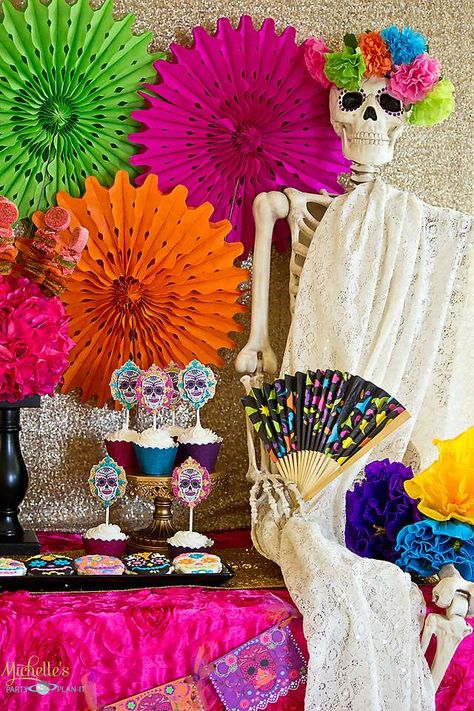 Dia de los Muertos Halloween Party Ideas | Photo 8 of 38 | Catch My Party Diy Day Of The Dead, Dia De Los Muertos Party Ideas, Sugar Skull Party, Mexican Halloween, Day Of The Dead Party, Den Mrtvých, Halloween Decor Diy, Diy Halloween Decor, Mexican Party