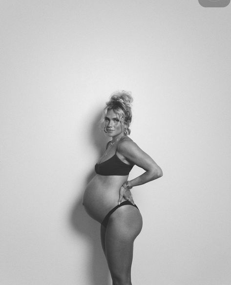 Kourtney Kardashian Pregnant Photoshoot, Simple Black And White Maternity Photos, Kourtney Kardashian Maternity Shoot, Pregnancy Poloroid Pictures Ideas, Pregnant Brunette Aesthetic, Monthly Bump Picture Ideas, Monthly Baby Bump Pictures, 8 Week Baby Bump, 30 Weeks Pregnant Photos