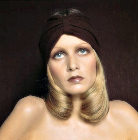 Twiggy wearing Biba's new range of cosmetics, photo by Justin de Villeneuve, early 70s. Twiggy Lawson, Twiggy Style, Biba Fashion, Barbara Hulanicki, Twiggy Fashion, Patti Hansen, 70s Makeup, Jerry Hall, Jean Shrimpton