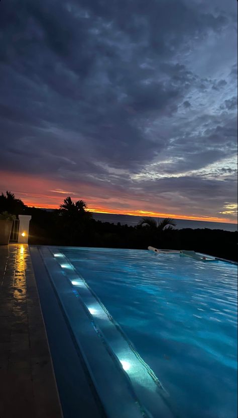 #sunset #travel #pool #jordyn Sky Pool, Sunset Travel, Murals Street Art, Sky Photos, Pretty Sky, Sky And Clouds, Summer Dream, Instagram Inspo, Pretty Places