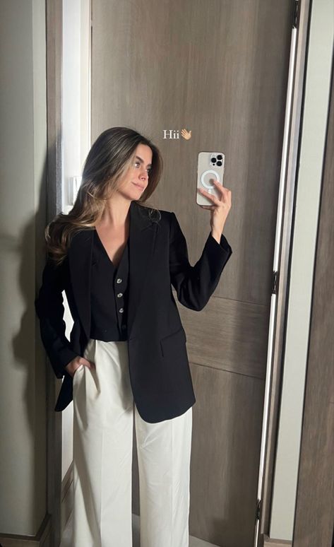 Formal University Outfit, Black Blazer Beige Pants, Work Outfits With Blazers, Lawyer Woman Outfit, Corporate Winter Outfits For Women, Formal Presentation Outfit College, Law Firm Outfits, Finance Outfits Women, Press Conference Outfit