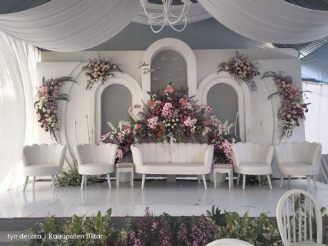 Pelamin Nikah, Muslim Wedding Photos, Indoor Wedding Decorations, Nikah Decor, Wedding Archway, Wedding Stage Backdrop, Gamis Dress, Dress Kondangan, Wedding Background Decoration