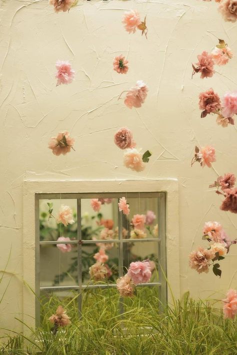 Floating Flower Wall, Hanging Flower Garland, Hanging Backdrop, Backdrop For Wedding, Floating Flower, Flower Wall Hanging, Diy Ceiling, Floating Flowers, Hanging Flower