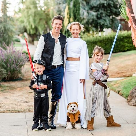 Family Star Wars Costume Diy, Family Of 4 Star Wars Costumes, Rae Costume Star Wars, Disney Costumes Family Of 4, Family Star Wars Costumes With Baby, Toddler Star Wars Costume, Disney Family Of 4 Costumes, Family Halloween Costume With Dog, Family Star Wars Costume