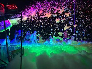 Foam Party Ideas For Adults, Foam Glow Party, Foam Pit Party, Glow In The Dark Foam Party Ideas, 17th Birthday Party Ideas At Home, Glow Foam Party, Neon Glow Pool Party, Glow In The Dark Party Ideas Pool, Neon Birthday Party Ideas Decoration