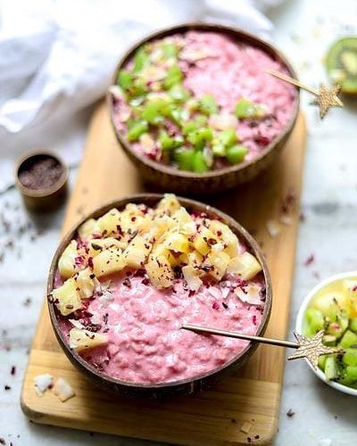 Because, pink breakfasts are the best kinda breakfasts 🙌🏻💕 Get the recipe for these Pink Porridge Oats by @twospoons.ca on our blog (link in bio!) Pink Breakfast, Easy Oatmeal Recipes, Carob Chips, Porridge Recipes, Summer Breakfast, Oatmeal Recipe, Porridge Oats, Vegan Bowls, Breakfast Snacks