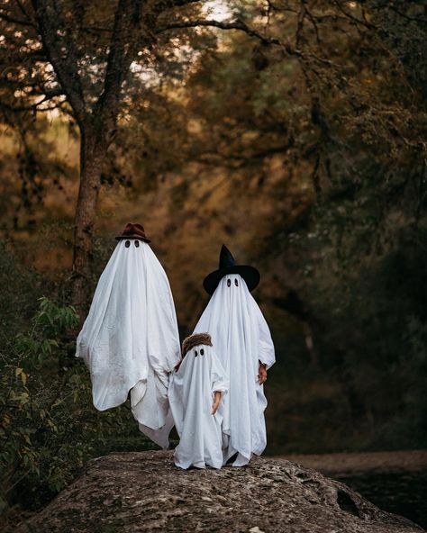 Sheet Ghost Costume Diy, Ghost Halloween Pictures, Diy Sheet Ghost Costume, Classic Ghost Costume, Cute Ghost Costume For Women, How To Make A Ghost Costume, Halloween Ghost Pictures, Sweet Halloween Costumes, Ghost Diy Costume