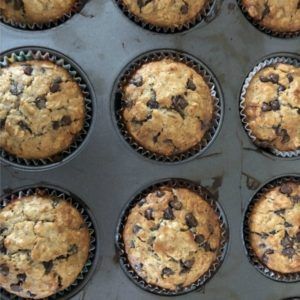 Chocolate Chip Lactation Muffins - Exclusive Pumping Brewers Yeast Muffins, Lactation Muffins, Lactation Snacks, Postpartum Meal, Oatmeal Chocolate Chip Muffins, Exclusive Pumping, Oatmeal Muffin Recipes, Breastfeeding Snacks, Fast 800