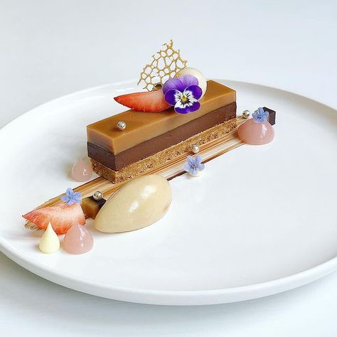 Gourmet Desserts Presentation, Fine Dining Desserts, Gourmet Food Plating, Pastry Design, Dessert Presentation, Dessert Plating, Rose Cream, Winter Desserts, Gourmet Desserts