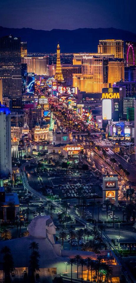 NY Las Vegas Nightlife, Vegas Attractions, Classic Pictures, Las Vagas, Vegas Nightlife, Neon City, City Skylines, Las Vegas City, Vegas Vacation