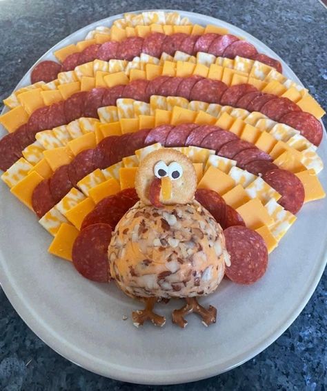 Turkey Charcuterie Board Veggie, Veggie Turkey Charcuterie Board, Cheese Ball Turkey Charcuterie Board, Thanksgiving Fruit And Veggie Platter, Cheese Platter Ideas Thanksgiving, Thanksgiving Cheese Plate Turkey, Friendsgiving Veggie Tray, Turkey Cheese Platter Thanksgiving, Turkey Meat And Cheese Tray