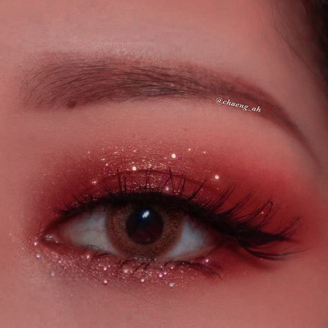 Red Looks Make Up, Red Aesthetic Makeup Looks, Eye Makeup With Red Outfit, Quinceanera Red Makeup Ideas, Wine Red Makeup Look Simple, Basic Red Eyeshadow Looks, Red Makeup Christmas, Makeup To Go With A Red Dress, Wedding Makeup Maroon