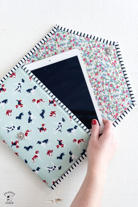 A PDF sewing pattern for a padded ipad or tablet case. How to sew an Ipad case. #tabletcase #PDF #sewingpattern Fat Quarter Projects, Diy Laptop, Sewing Machine Projects, Beginner Sewing Projects Easy, Small Sewing, Sew Ins, Small Sewing Projects, Leftover Fabric, Creation Couture