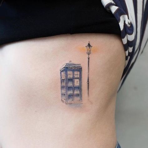 Doctor Who Inspired Tattoo, Doctor Who Tardis Tattoo, Nerd Tattoos For Women, Subtle Doctor Who Tattoo, Tardis Tattoo Simple, Dr Who Tattoo Ideas, Dr Who Tattoos, Doctor Who Tattoo Ideas, Dr Who Tattoo