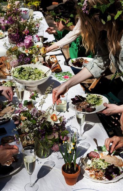 http://camillestyles.com/summer/10-best-splendid-summer-tables/?slide=10#slideshow Kinfolk Dinner, Kinfolk Magazine, Summer Tables, Long Table, Outdoor Party, Wedding Food, Beautiful Table, Decoration Table, Garden Party