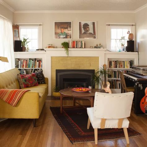 Portland Bungalow, Cozy Eclectic Living Room, Living Room Designs Apartment, Apartment Therapy Living Room, Bungalow Living Room, Eclectic Living Room Design, Cozy Apartment Decor, Cozy Eclectic, Eclectic Living Room