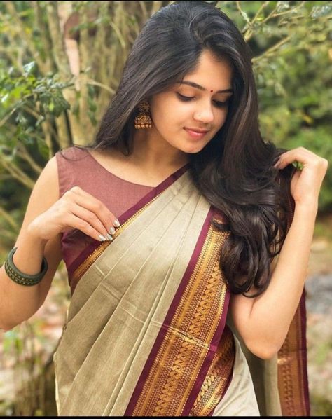 Stylish Kurtis Design, Saree Wearing Styles, Simple Saree Designs, New Saree Designs, Traditional Blouse Designs, Fashionable Saree Blouse Designs, Saree Poses, Simple Sarees, Saree Designs Party Wear