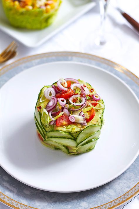 Take vegetables out of the salad bowl! Here’s a trio of crisp and colorful salad cakes inspired by Japanese food stylist Mitsuki Moriyasu – They’re just perfect for your next potluck buffet! … Micro Salad, Salad Cakes, Stacked Food, Sushi Stacks, Mini Salad, Tea Foods, Veggie Cakes, Ensalada Caprese, Colorful Salad