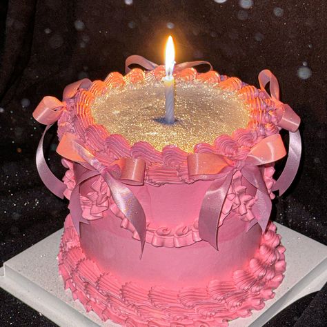 13 Going On 30 Cake, Pink Glitter Cake, 21 Birthday Cake, 23 Birthday Cake, Glitter Birthday Cake, 19th Birthday Cakes, Queen Cake, Birthday Cake Decorating Ideas, 13 Birthday Cake