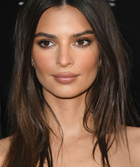 Emily Ratajkowski Makeup, Light Makeup Looks, Matte Makeup, Look Formal, Brown Makeup, Makeup Eye Looks, Bridal Makeup Looks, Emily Ratajkowski, Salma Hayek