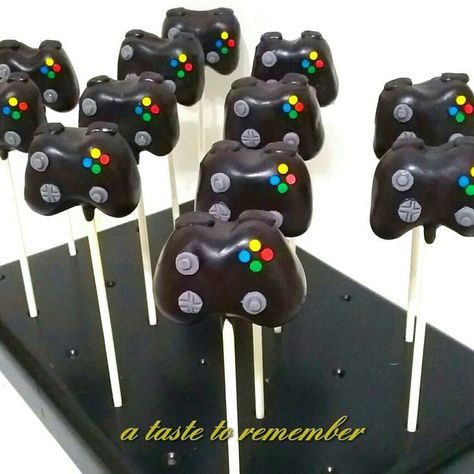 Xbox controller inspired cake pops Xbox Birthday Party, Playstation Party, Controller Cake, Xbox Party, Xbox Cake, Video Game Cakes, Video Games Birthday Party, Video Game Party, Video Games Birthday