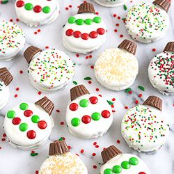 Oreo Ornaments Oreo Ornaments, Cookies Dipped In White Chocolate, Oreo Sandwich, Oreo Cookies Dipped, Easy Christmas Treats, Christmas Candy Recipes, Peanut Butter Cup, Christmas Food Desserts, Xmas Cookies