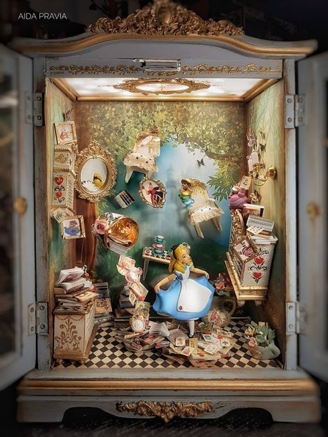 Alice In Wonderland Shadow Box Art, Disney Miniatures Diy, Alice In Wonderland Diorama Diy, Alice In Wonderland Mixed Media Art, Alice In Wonderland Booknook, Alice In Wonderland Shadow Box Ideas, Alice In Wonderland Dollhouse, Alice In Wonderland Miniatures, Alice In Wonderland Book Nook