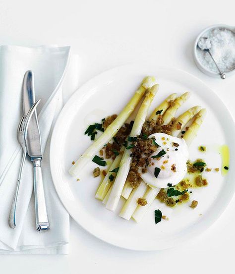 Recipe for white asparagus with poached eggs Asparagus Fine Dining, White Asparagus Recipes, Poached Eggs Breakfast, Egg Photography, Egg Christmas, Spring Recipe, White Asparagus, Spring Fruit, 20 November