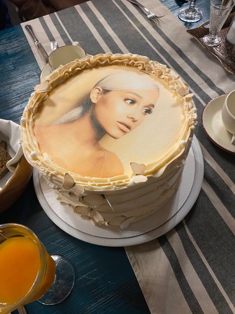 Ariana Grande Cake Birthday, Ariana Grande Birthday Party Ideas, Ariana Grande Birthday Cake, Ariana Grande Cake, Ariana Grande Birthday, 15th Birthday Cakes, 16 Cake, Mini Tortillas, Beautiful Birthday Cakes